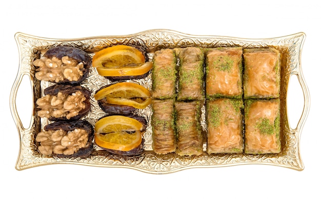 Photo arabic food delight on a golden tray