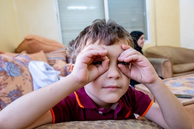 Foto arabo tenendosi la fronte della faccia come occhiali