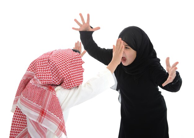 아랍 이슬람 소녀와 소년이 서로 말다툼을 하고 소리를 지른다