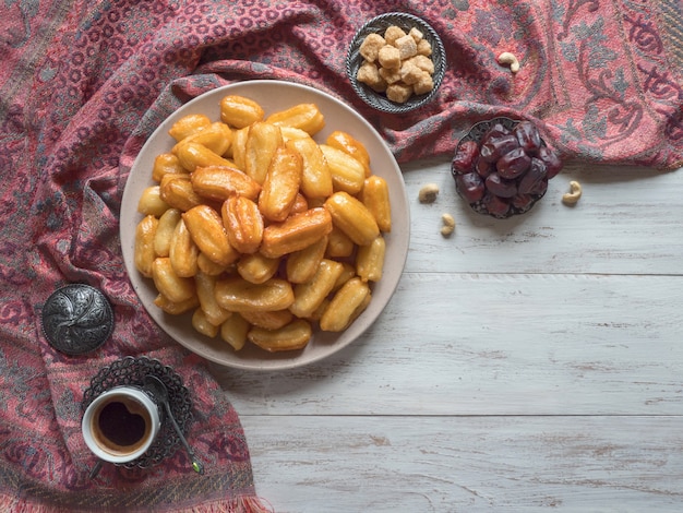 アラビア語のお菓子の祭典イードラマダン。ツルンバアラビア風シロップに浸した揚げたスポンジハチミツ。