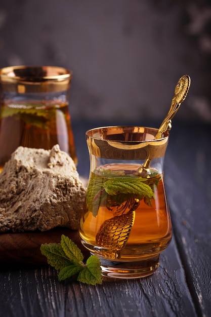 Photo arabic tea with turkish delight and halva