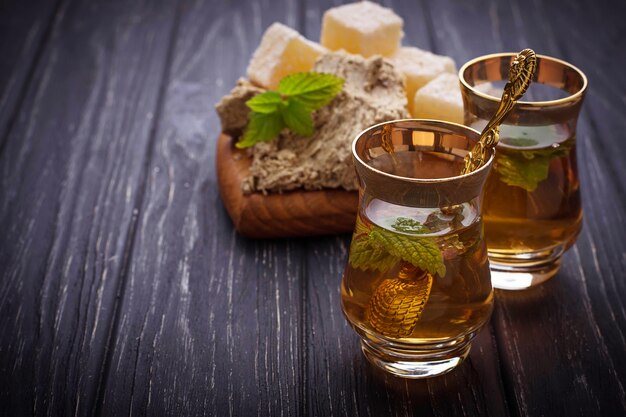 Photo arabic tea with turkish delight and halva