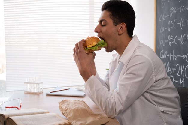 写真 アラビア語教師 学校の昼食 教育と学習 教室での指導 学校でのファストフードの勉強