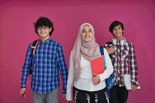 アラビア語のティーンエイジャーのグループ、将来的に前進し、学校のコンセプトピンクの背景に戻る学生チーム