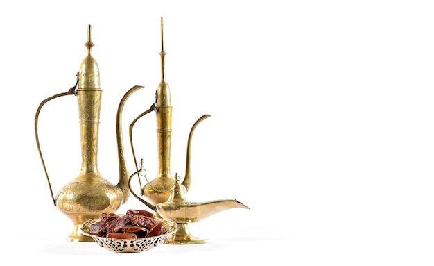 アラビアの伝統的なランタン ポット料理デーツ フルーツ