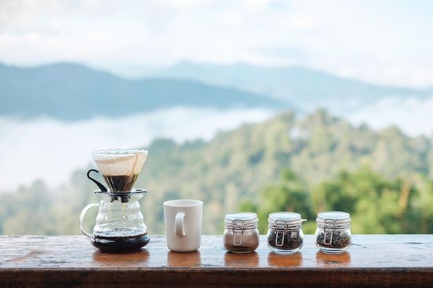 Arabica koffie brouwen door Vintage koffie infuus apparatuur ingesteld op houten tafel in de ochtend met berg en natuur achtergrond