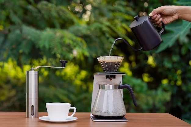 Arabica koffiebonen en een drip coffee set