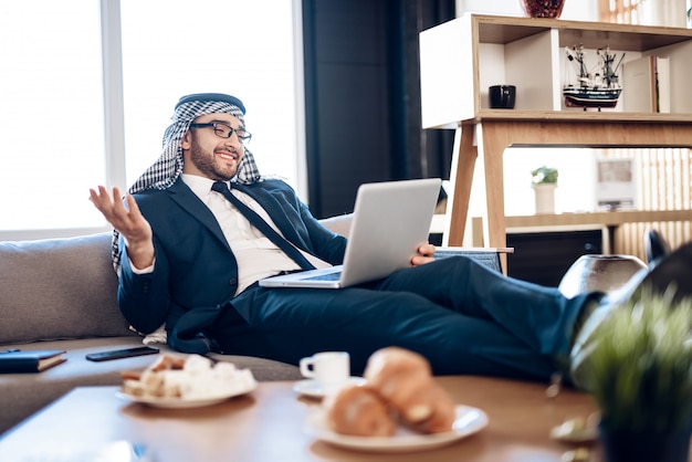 Arabier liggend op de bank en communiceren via videolink.