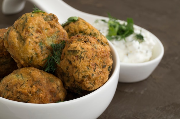 Arabisch eten, falafel. Ballen van gefrituurde kikkererwten.