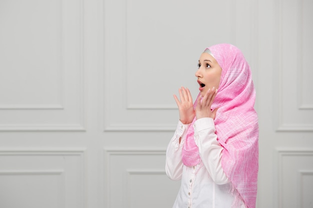 Arabisch meisje gewikkeld in mooie roze hijab mooie schattige jonge moslimvrouw Bang