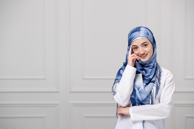 Arabisch meisje in blauw witte hijab mooie moslim mooie schattige jonge dame dromen