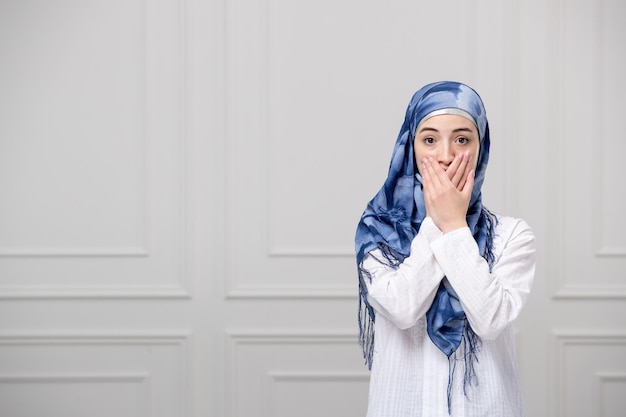 Arabisch meisje in blauw witte hijab mooie moslim mooie schattige jonge dame geschokt