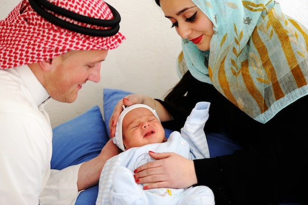 Arabisch Moslimpaar met nieuwe baby thuis