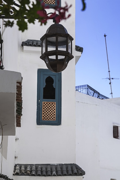 Arabische architectuur in de oude medina. Straten, deuren, ramen, details. Tanger, Marokko