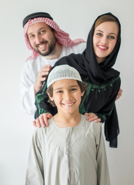 Arabische en familie die stellen glimlachen