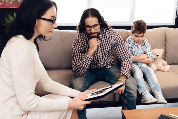 Arabische familie bij de receptie in psychotherapeut Office