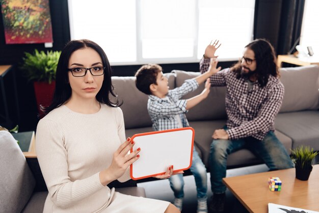 Arabische familie bij de receptie in psychotherapist office