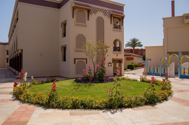 Arabische gebouwen met palmbomen in het hotel