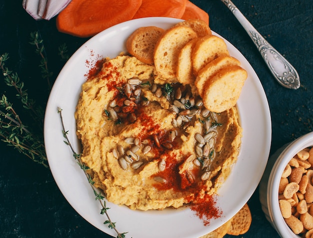 Arabische hummus met paprika en frietjes.