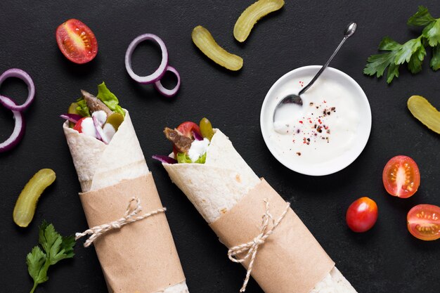 Foto arabische kebab sandwich op zwarte tafel