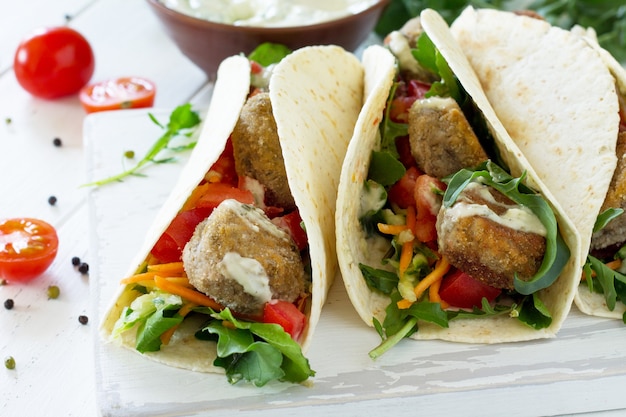 arabische keuken heerlijke verse zelfgemaakte vegetarische tortilla met falafel