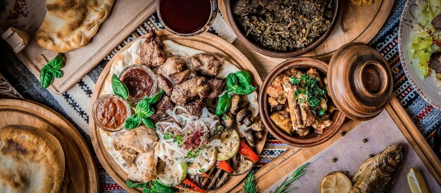 Arabische keuken Midden-Oosterse traditionele lunch Het is ook Ramadan Iftar De maaltijd gegeten door moslims na zonsondergang tijdens Ramadan Verscheidenheid aan Arabische oosterse gerechten top view met close-up