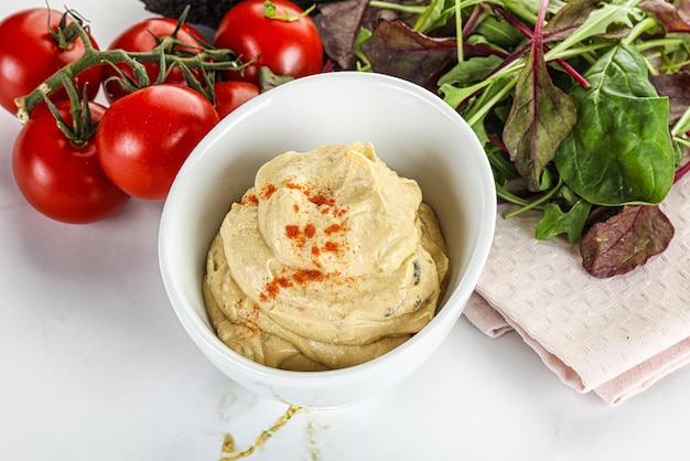 Arabische keuken Romige hummus in de kom