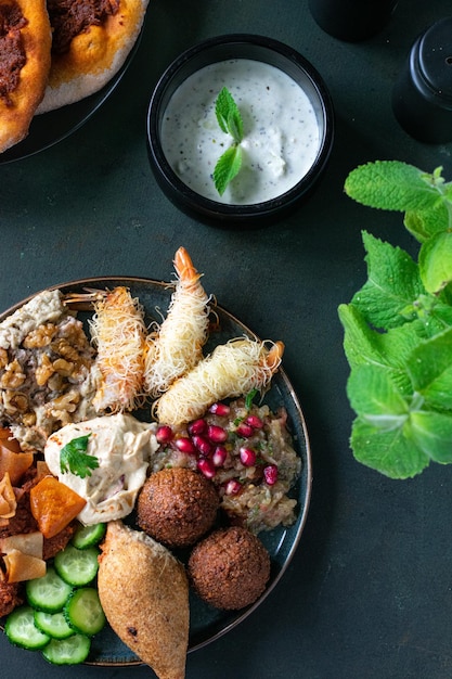 Arabische keuken Traditionele gerechten uit het Midden-Oosten en diverse mezze of meze