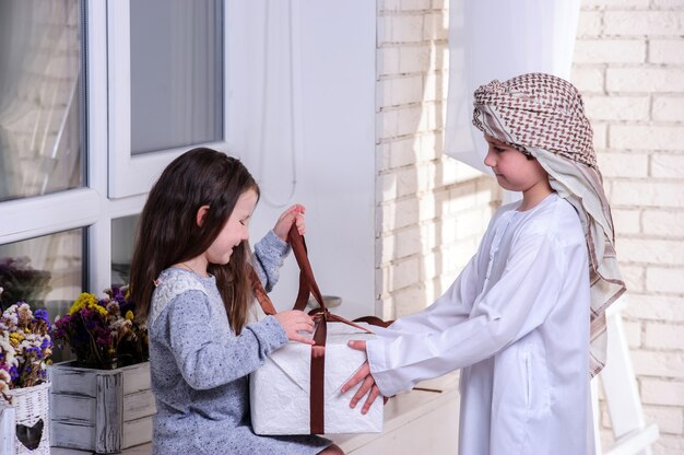 Arabische kinderen die de geschenkdoos uitpakken.