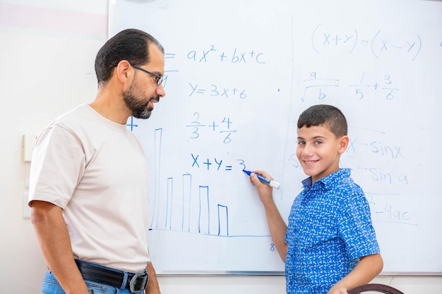 Arabische kinderen op school zo opgewonden met hun leraar en hun hand opsteken om de vragen van de leraar te beantwoorden