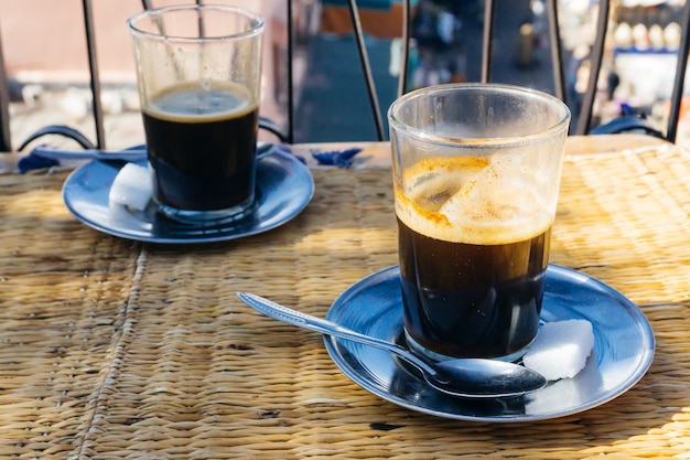 Arabische koffie met kruiden in de medina van Marrakech op de oosterse markt