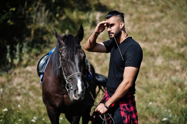 Arabische lange baard man slijtage in het zwart met arabisch paard.