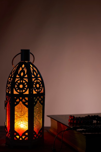 Arabische lantaarn en Heilige Koran, Ramadan kareem achtergrond