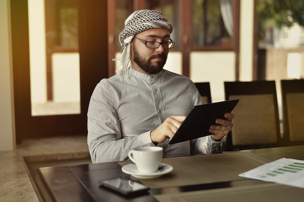 Arabische man drinkt koffie in een café.