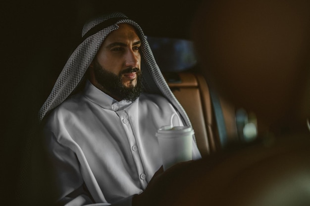 Arabische man Een man in traditionele Arabische kleding in een auto