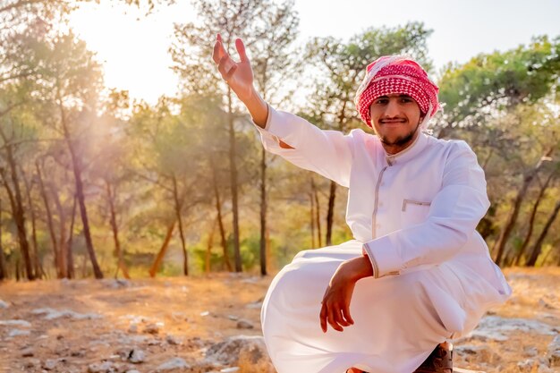 Arabische man geniet van het buiten zijn