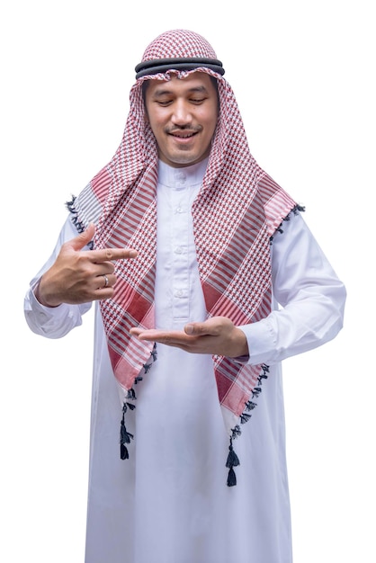 Arabische man met keffiyeh die iets op zijn hand laat zien