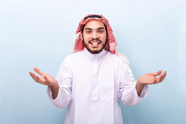 Arabische man twijfelt en gebaart