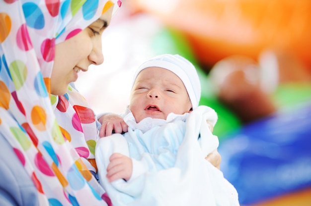 Arabische moeder met pasgeboren baby