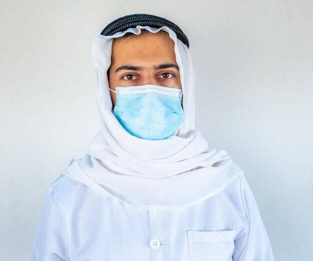 Arabische moslim arts die masker draagt met hygiëneproducten