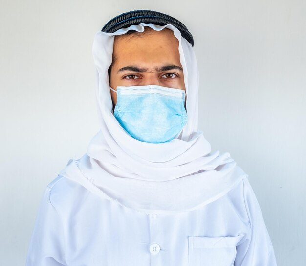 Arabische moslim arts die masker draagt met hygiëneproducten