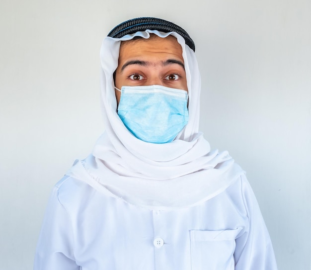 Arabische moslim arts die masker draagt met hygiëneproducten