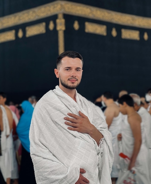 Foto arabische moslim die bij de ka'ba in mekka bidt, voert de hajj uit, het heilige islamitische gebed.