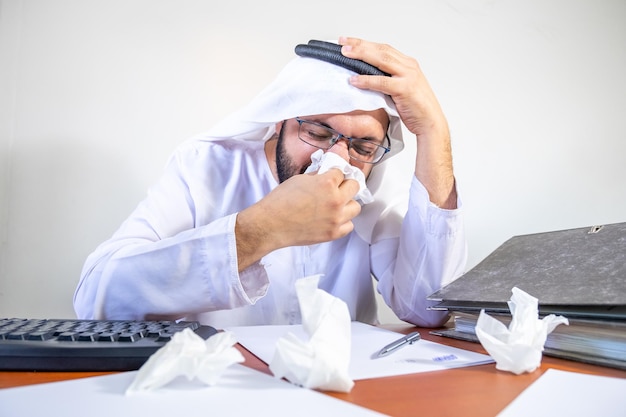 Arabische moslim man voelt zich ziek op het werk