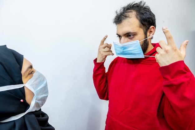 Arabische moslim mannen en vrouwen die maskers dragen