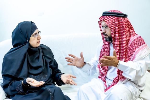 Arabische moslimfamilie die het probleem bespreekt en oplost