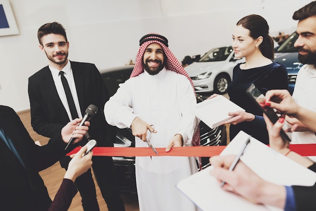 Arabische opent dure autodealer.