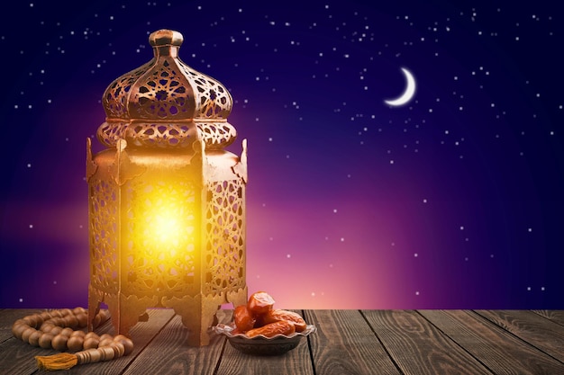 Arabische Ramadan lantaarn op houten tafel. Decoratie lamp op de nachtelijke hemelachtergrond