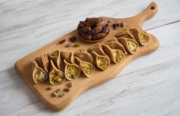 Arabische snoepjes. Arabische pannenkoek gevuld met zoete kaas en pistachenoten.