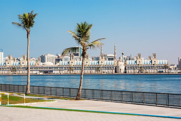 Arabische stad aan het water. Verenigde Arabische Emiraten, Sharjah.